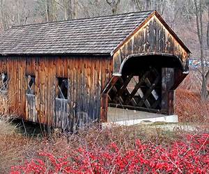 America's Covered Bridges: Practical CrossingsNostalgic Icons